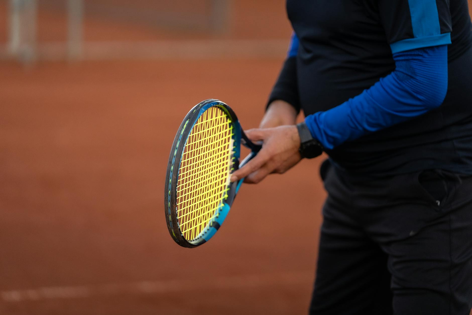 Pista de tenis al aire libre en España con jugadores adultos