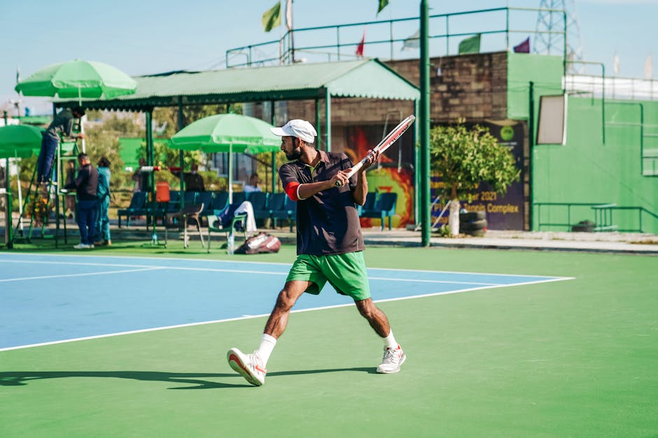 Jugador adulto aprendiendo técnica de tenis en pista